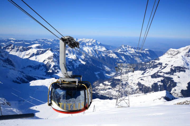 Moderne Liftanlage auf dem schneebedeckten Berg Titlis in der Schweiz