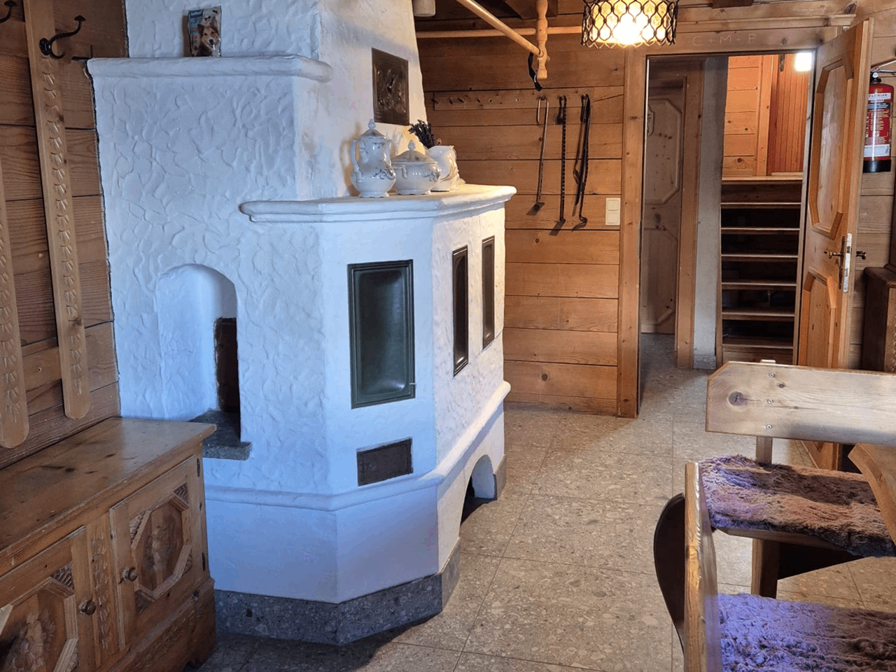 Schlafzimmer und Badezimmer in der Huberalm Medalalpe