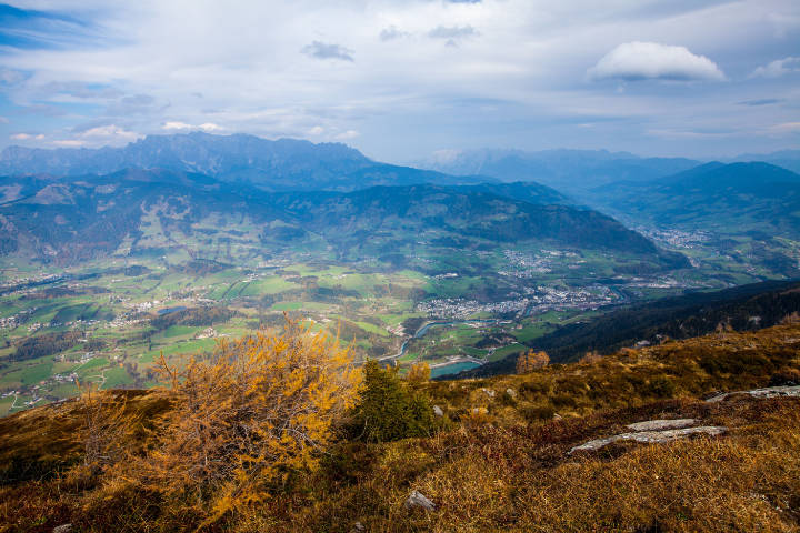 Blick ins Tal und auf das dahinter liegende Bergmassiv