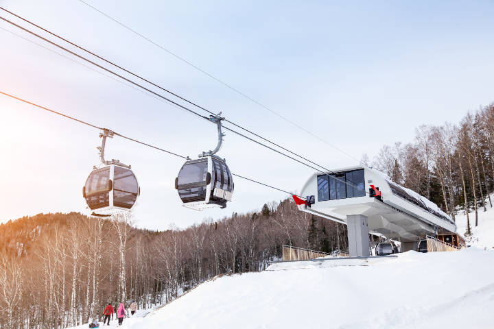 Gondel erreicht die Bergstation des frisch präparierten Skigebiets