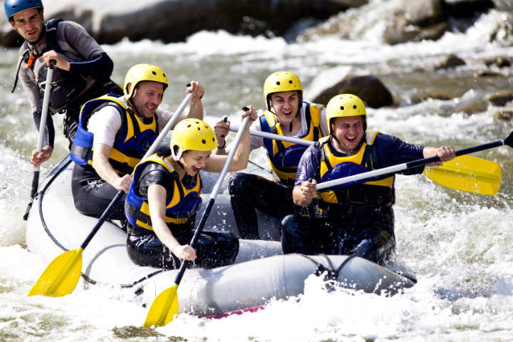 Eine Freundesgruppe wird beim Rafting auf der Saalach durchnässt