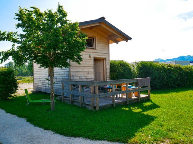 Hütte mit kleiner Terrasse